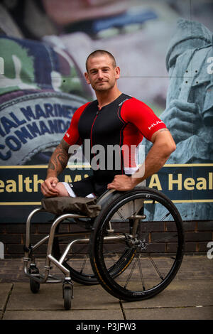 Ex Royal Marine Commando Joe Townsend che ha vinto il Commonwealth oro in uomini della para-triathlon. Foto Stock