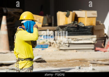 Mason o mattone costruttori sono cemento per la costruzione di un muro di mattoni in cantiere. I lavoratori sono la costruzione di edifici o di edifici per l'alloggiamento. Foto Stock