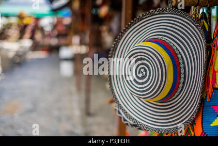 Vicino sul sombreros artificiale e accessori in un mercato colombiano Foto Stock