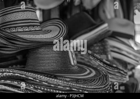 Vicino sul sombreros artificiale e accessori in un mercato colombiano Foto Stock