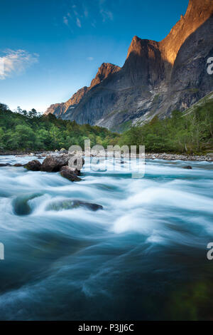 Inizio autunno mattina nella valle Romsdalen, Møre og Romsdal, Norvegia. Foto Stock