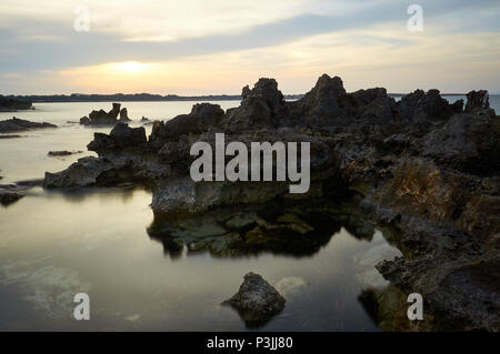 Tramonto dal litorale di Ses Bassetes con CAN Marroig sullo sfondo (parco naturale di Ses Salines, Formentera, Isole Baleari, Mar Mediterraneo, Spagna) Foto Stock