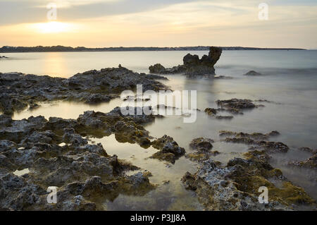 Tramonto dal litorale di Ses Bassetes con CAN Marroig sullo sfondo (parco naturale di Ses Salines, Formentera, Isole Baleari, Mar Mediterraneo, Spagna) Foto Stock