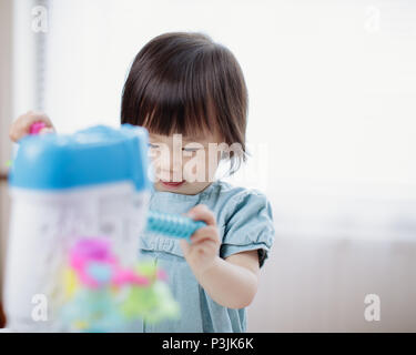 Baby girl fingere gioco giocattolo di cibo Foto Stock