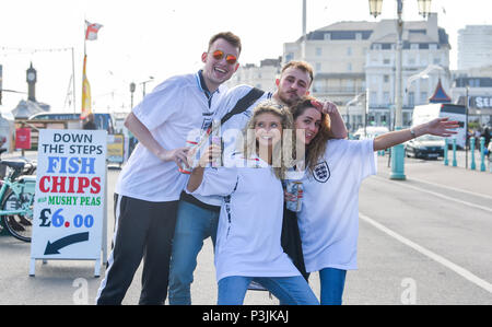 Brighton Regno Unito 18 Giugno 2018 - Inghilterra i tifosi di calcio sempre dietro al team di Brighton Seafront stasera come fanno il loro modo di guardare il gioco su un Foto Stock