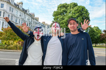 Brighton UK 18th giugno 2018 - Inghilterra tifosi di calcio per le strade di Brighton stasera, mentre l'Inghilterra prende la Tunisia in Coppa del mondo in Russia Foto Stock