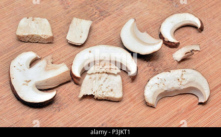 Boletus edulis fette di sinistra per l'asciugatura Foto Stock