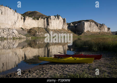 Le Bianche scogliere e le loro riflessioni nel fiume Missouri fornire uno sfondo per kayak in attesa sulla spiaggia di Eagle Creek Campeggio, Mis superiore Foto Stock