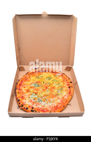 Pizza quattro formaggi in scatola di cartone Foto Stock