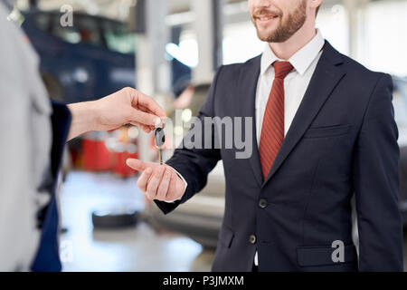 Imprenditore tenendo premuto i tasti AUTO Foto Stock