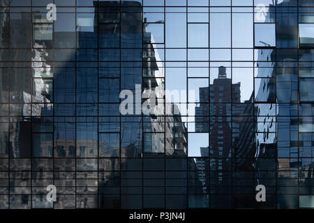Città riflessioni su un moderno edificio vicino la linea alta Park di New York City Foto Stock