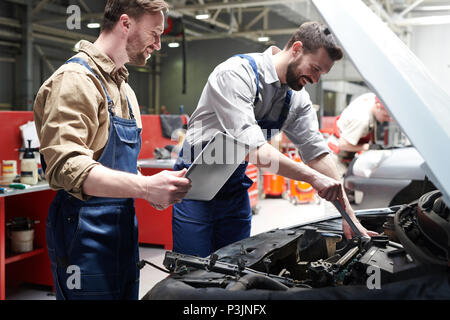 Lavoratori auto controllo in servizio Foto Stock