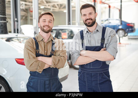 Due lavoratori che pongono in auto di servizio Foto Stock