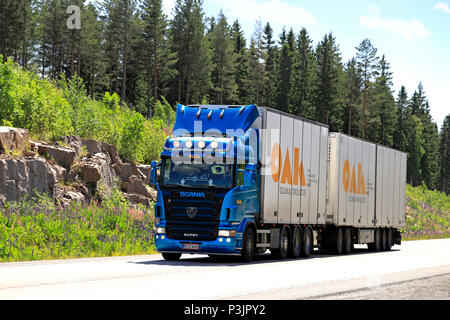 Blu metallizzato Super Scania R500 Road train di P e M Ojalehto Oy per OAK Oy trasporto attraverso la Finlandia sulla Hwy 4 in Finlandia Vaajakoski - Giugno 16, 2018 Foto Stock