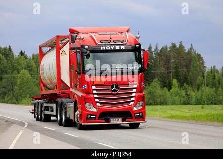 Red Mercedes-Benz 2551 carrello del gruppo Hoyer trasporta il contenitore del serbatoio lungo la Highway 4 in estate. Uurainen, Finlandia - 15 giugno 2018. Foto Stock