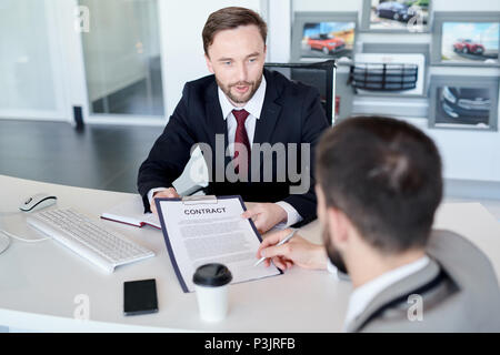 Imprenditore Firma contratto Foto Stock