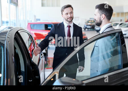 Imprenditore acquista una nuova auto Foto Stock