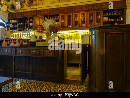 Bangkok, Thailandia - Apr 22, 2018. Interno del ristorante vintage bar (coffee shop) a Chinatown a Bangkok, in Thailandia. Foto Stock