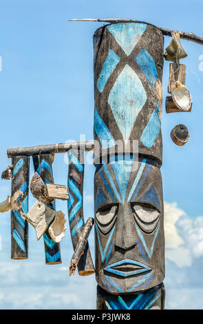 Tradizionale statua del Tiki sull'Isola di Bora Bora, Polinesia Francese Foto Stock