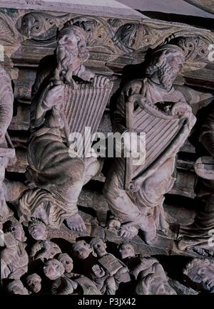 PORTICO DE LA GLORIA - DETALLE DE DOS MUSICOS- ESCULTURA ROMANICA - S XII - Conj nº 40070. Autore: Maestro Mateo (c. 1150-c. 1200). Posizione: CATEDRAL-interno, SANTIAGO DE COMPOSTELA, A CORUÑA, Spagna. Foto Stock