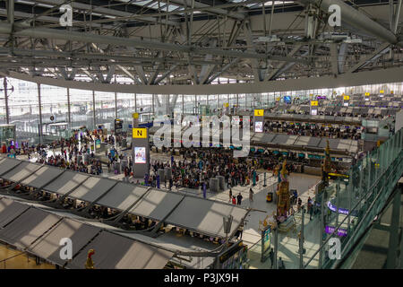 Bangkok, Tailandia - 23 Apr, 2018. Vista del terminal partenze dell'Aeroporto Internazionale di Suvarnabhumi (BKK) a Bangkok, in Thailandia. Foto Stock