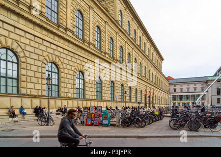 Monaco di Baviera, Germania - 20 Ottobre 2017: l'edificio del museo Residenz sulla Max-Joseph-Platz con un sacco di persone Foto Stock
