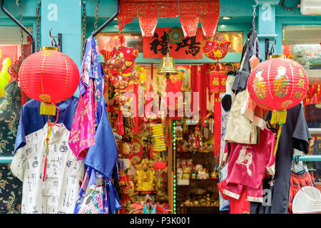 Un negozio di souvenir Parte anteriore decorata con lanterne rosse, Cinese costumi e ornamenti in Londra Chinatown Foto Stock