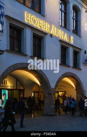 Monaco di Baviera, Germania - 25 Ottobre 2017: la facciata principale del ristorante birreria Hofbrauhaus con autentico segno di notte Foto Stock