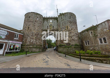 Il Landgate visto da Tower Street, segale, East Sussex, England, Regno Unito Foto Stock