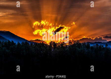 Inquadratura orizzontale di un bellissimo Smoky Mountain Sunrise con copia spazio. Foto Stock