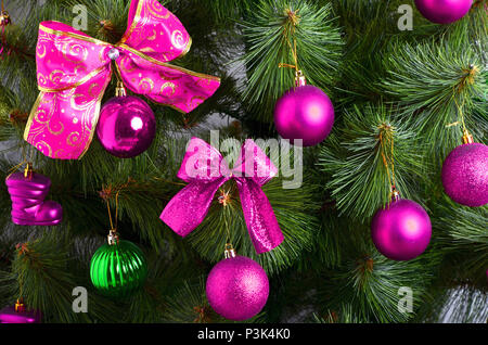 Dettagli di un albero di Natale. Dettaglio colpo di albero di Natale rami appeso con nastri e giocattoli di Natale. Il concetto della tradizionale celebrazione o Foto Stock