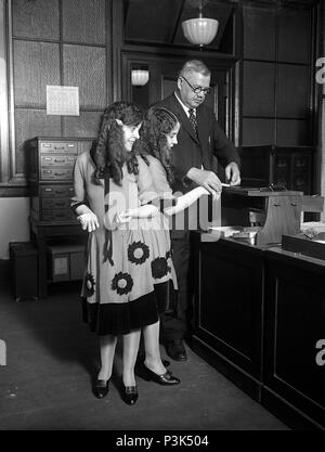 Daisy e Violet Hilton ottenere mediante impronte digitali. Fred Sandberg, distretto di polizia esperto di impronte digitali, racconta Daisy e Violet Hilton, 'Siamese gemelli, " a prescindere dalle loro impronte digitali Foto Stock