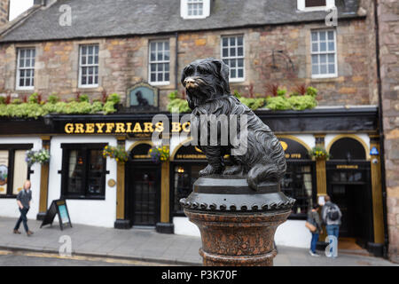 Statua di Greyfriars Bobby al di fuori del Greyfriars Bobby pub, Edimburgo città vecchia, Edimburgo Scozia UK Foto Stock