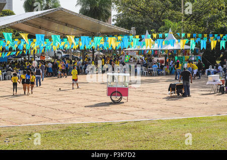 Campo Grande, Brasile - 17 Giugno 2018: brasiliani tifosi della squadra di calcio (Seleção Brasileira de Futebol) e venditori ambulanti a Praça do Rádio Clube a Foto Stock