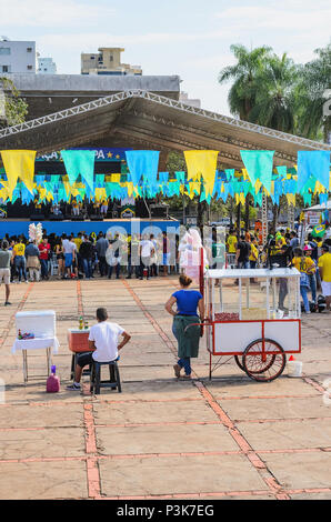 Campo Grande, Brasile - 17 Giugno 2018: brasiliani tifosi della squadra di calcio (Seleção Brasileira de Futebol) e venditori ambulanti a Praça do Rádio Clube a Foto Stock