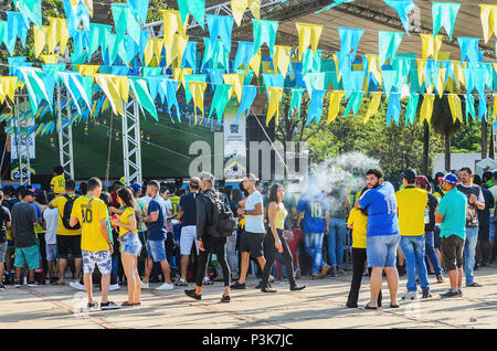 Campo Grande, Brasile - 17 Giugno 2018: brasiliani tifosi della squadra di calcio (Seleção Brasileira de Futebol) a Praça do Radio Clube per guardare la partita essere Foto Stock