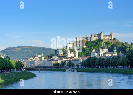 Salisburgo: quay Elisabethkai al fiume Salzach, in vista della Città Vecchia e del castello di Hohensalzburg di Salisburgo, Austria, Foto Stock