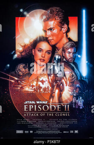 Star Wars: Episodio II - attacco dei cloni (2002) diretto da George Lucas e interpretato da Hayden Christensen, Natalie Portman e Ewan McGregor. Anakin Skywalker e Padmé cadere in amore mentre i Jedi scoprire uno di loro ha ordinato un segreto esercito di cloni. Foto Stock