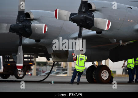 MARINE CORPS BASE HAWAII (luglio 6, 2016) un Royal New Zealand Air Force P-3K2 Orion la sorveglianza marittima aeromobile da 5 Squadron (Base RNZAF Auckland) Terre Marine Corps base Hawaii, Kaneohe Bay, Oahu. La P-3K2 fornisce la sorveglianza aerea della Nuova Zelanda Zona Economica Esclusiva, regione del Pacifico e dell'Oceano Meridionale comprese in Antartide. RIMPAC vedrà due P-3K2's operativo da MCBH durante tutto l'esercizio migliorando le sue capacità accanto alle altre nazioni partecipanti. Venti-sei nazioni, più di 40 navi e sottomarini, più di 200 aerei e 25.000 personale sono particol Foto Stock