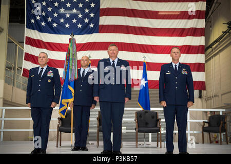 Da sinistra a destra, il Mag. Gen. Giovanni Flournoy, 4 Air Force commander, pensionato Col. Douglas Schwartz, in uscita 434th Air Refuelling Wing Commander, Col. Larry Shaw, 434th ARW commander, e dietro il capo di Master Sgt. Robert Herman, 434th comando ARW chief, stand a attenzione durante un cambiamento di cerimonia di comando ad Aria Grissom Aggregato soggetto a riserva, Ind. Luglio 9, 2016. La solenne cerimonia si è svolta di fronte ala aviatori come è la tradizione militare. (U.S. Air Force Photo/ Tech. Sgt. Benjamin Mota) Foto Stock