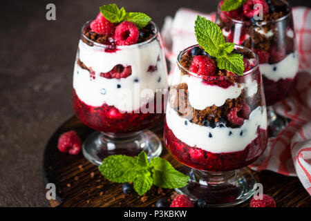 Dessert a strati in un vasetto di vetro. Foto Stock