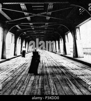 . Inglese: una parte di una stereografia del ponte inferiore del Niagara ponte di sospensione dopo i suoi componenti in legno sono stati sostituiti da acciaio . Data sconosciuta - tra il 1886, quando il ponte è stato sostituito con acciaio, e nel 1897, quando il ponte è stato smantellato. William Herman Rau (1855-1920)[1] 3 Niagara sospensione ponte interno post-1886 Foto Stock