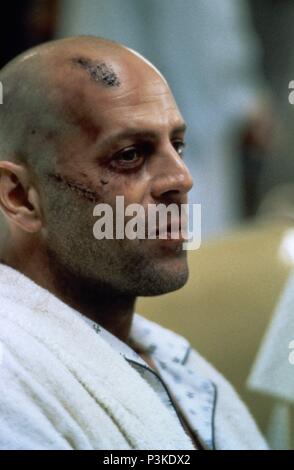 Pellicola originale titolo: dodici scimmie. Titolo inglese: dodici scimmie. Regista: Terry Gilliam. Anno: 1995. Stelle: Bruce Willis. Credito: TRISTAR PICTURES / Album Foto Stock