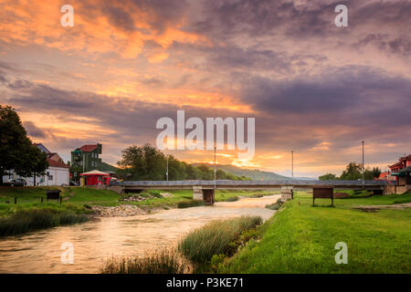Ponte Centrale in Pirot su fiume Nisava, chiamato Golemi la maggior parte durante il tramonto spettacolare Foto Stock