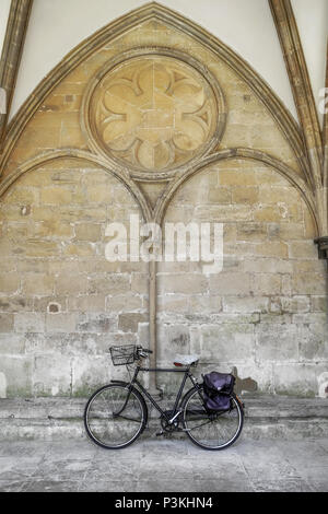 Fotografia in bianco e nero di Salisbury con la cattedrale chiostri, pilastri in pietra a sinistra e a destra con una curva del tetto arcuato Foto Stock