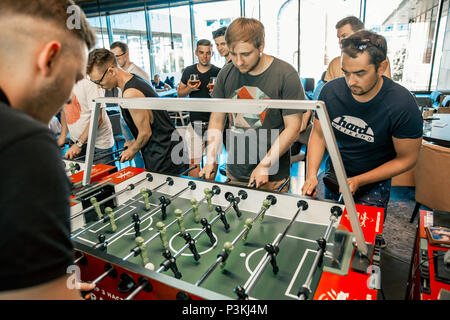 Kiev, Ucraina, bar league di sovvenzioni KickerKicker 10 Giugno 2018. Attiva gli uomini e le donne hanno divertimento tabella durante la partita di calcio. Concorsi e qualifiche rou Foto Stock