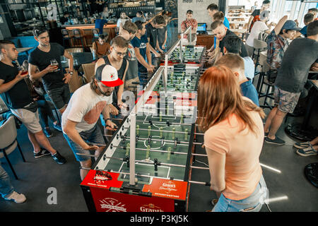 Kiev, Ucraina, bar league di sovvenzioni KickerKicker 10 Giugno 2018. Attiva gli uomini e le donne hanno divertimento tabella durante la partita di calcio. Concorsi e qualifiche rou Foto Stock