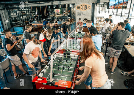 Kiev, Ucraina, bar league di sovvenzioni KickerKicker 10 Giugno 2018. Attiva gli uomini e le donne hanno divertimento tabella durante la partita di calcio. Concorsi e qualifiche rou Foto Stock