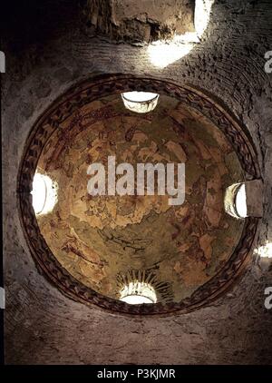 VISTA GENERALE DE LA CUPULA DEL SEGUNDO CALDARIO CON LA REPRESENTACION DE LA ESFERA CELESTE Y EL ZODIACO - AFFRESCHI OMEYAS de El Quseir Amra - SIGLO VIII. Posizione: CASTILLO. Foto Stock