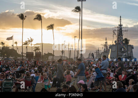 160704-N-YW024-134 JOINT BASE PEARL HARBOR-HICKAM (Luglio 4, 2016) militari e civili di attendere per una performance da banda tre giorni di grazia e di uno spettacolo pirotecnico durante un quarto di luglio festa a base comune perla Harbor-Hickam durante il cerchio del Pacifico 2016. Venti-sei nazioni, più di 40 navi e sottomarini, più di 200 aerei e 25.000 personale partecipano RIMPAC dal 30 giugno al 4 agosto, in e intorno alle Isole Hawaii e la California del Sud. Il più grande del mondo marittimo internazionale esercitazione RIMPAC offre una singolare opportunità di formazione che aiuta participan Foto Stock